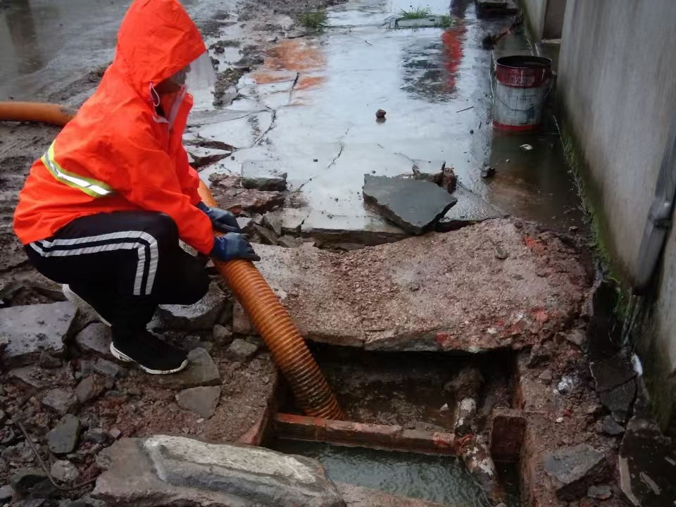 安岳专业清理污水池 炜誉市政以规范流程守护城市 “肠道”