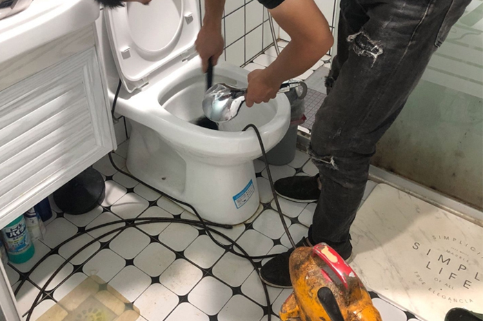 安岳马桶堵塞自己疏通还是找师傅?专业上门服务让你省时更省心